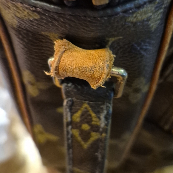 Louis Vuitton: Amazone iconic Monogram Pattern Unisex Crossbody. Code#TH0093 - Picture 17 of 17